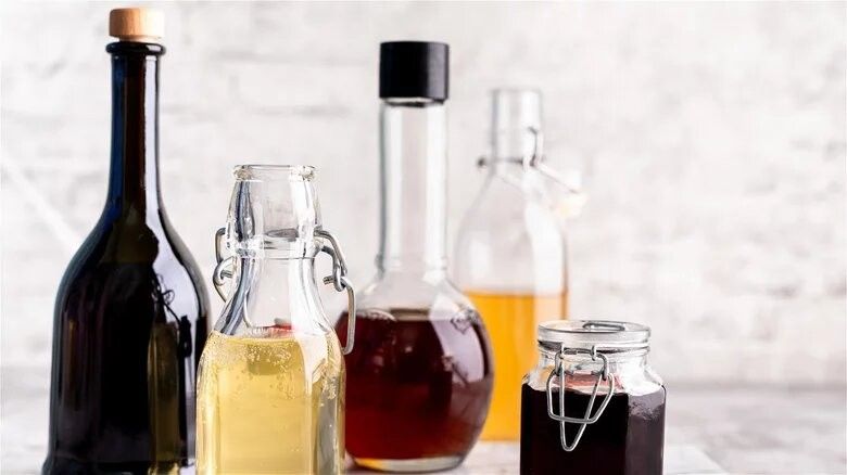 تصویر 1 از سرکه خرما شفاف و تیره با مزه ملس طعم دهنده عالی برای سالاد